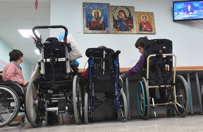 Защитить от вируса тех, кто отгорожен от жизни своим недугом, оказалось самым сложным