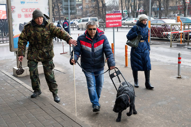 Роберт Бизянов и лабрадор Шарль в городе Железнодорожный во время тренировки с инструктором Алексеем Шемонаевым 