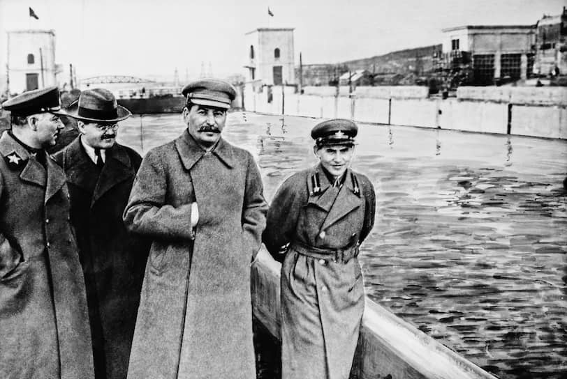 Для советского военно-политического руководства тройки были эффективным инструментом. На фото слева направо: Ворошилов, Молотов, Сталин, Ежов 