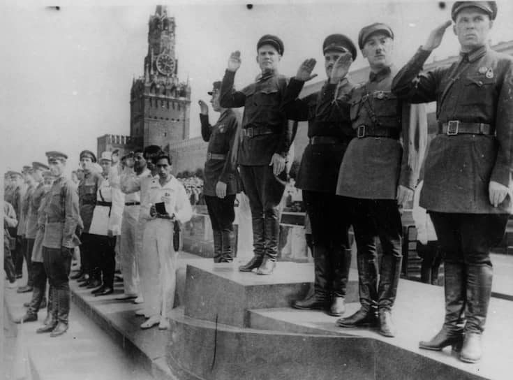 Жертвы и палачи в одном ряду (справа налево): Александр Косарев, Генрих Ягода, Николай Шверник, Николай Антипов 
