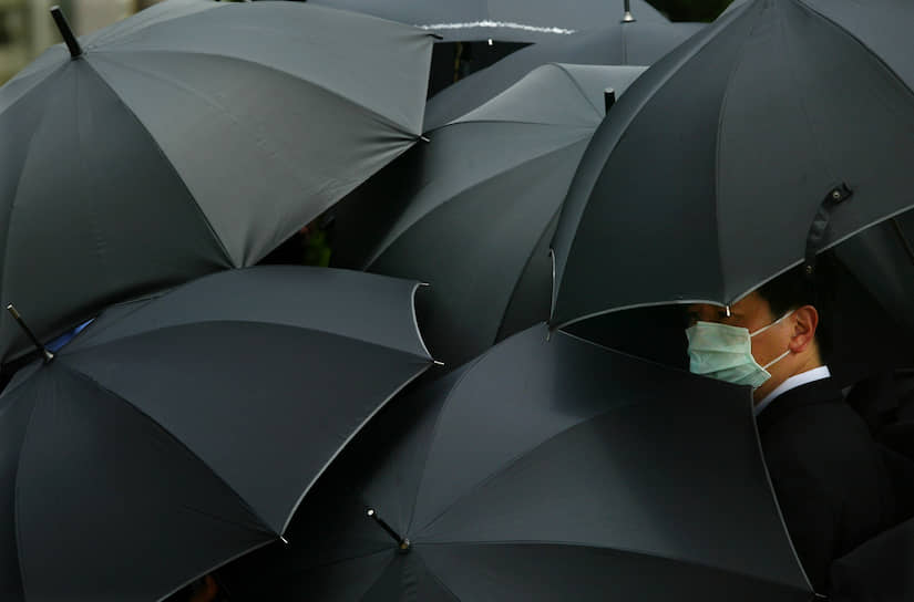Зонтик — от дождя, маска — от вируса.Ко всему можно привыкнуть,особенно если это сезонное