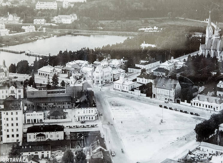 Кирха, сгоревшая во время Великой Отечественной войны. По словам финнов, комплекс из двух домов на улице Кирова относился к ней. В одном жил священник, в другом был отпевальный зал