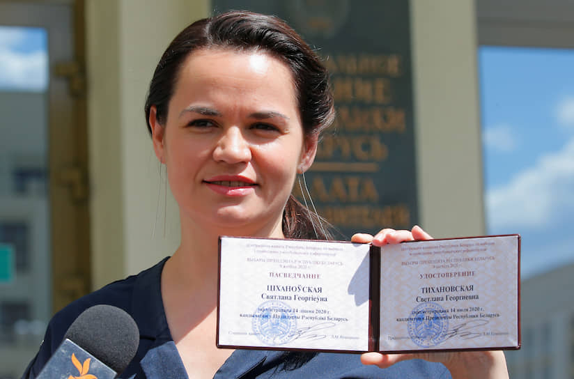 Муж сидит, жена работает: Светлана Тихановская с удостоверением кандидата, выданным ЦИК