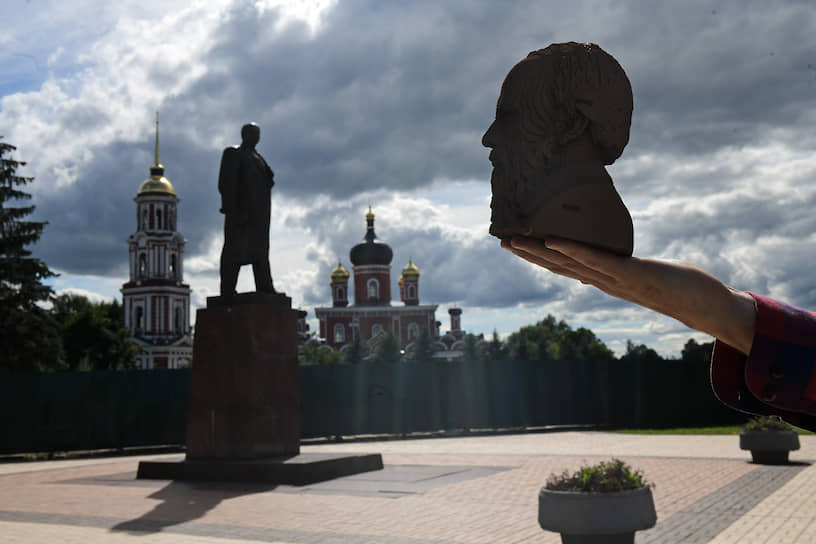 Куда ни направляйся, все равно окажешься на центральной площади с памятником Ленину 