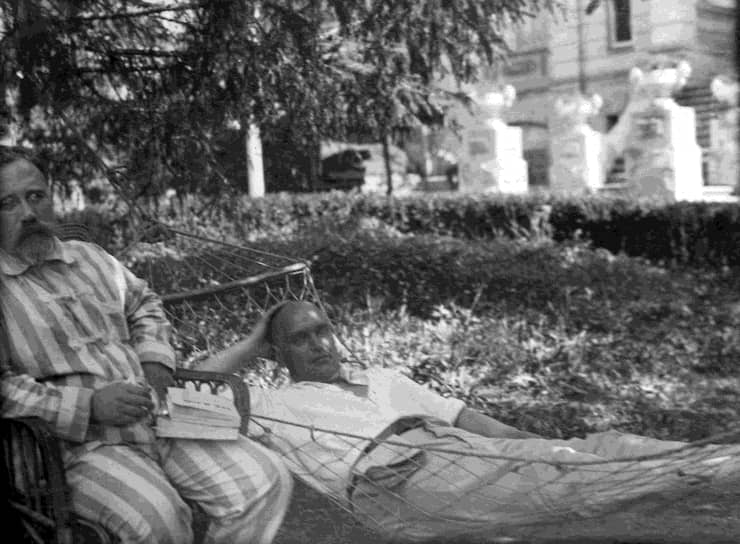 Январь 1926 года. Председатель ВСНХ СССР Валериан Куйбышев (справа) и председатель научно-технического управления ВСНХ СССР Лев Каменев (слева) на «лечебно-оздоровительном спецобъекте» 