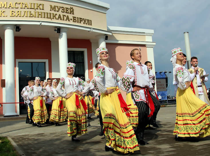 …а на этом — народные гулянья в городе Белыничи Могилевской области (это восток республики, граница с Россией), где в тот же день с размахом отмечали День белорусской письменности 