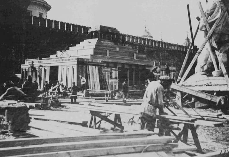 Строительство деревянного (уже второго) Мавзолея на Красной площади в 1924 году по проекту Алексея Щусева 