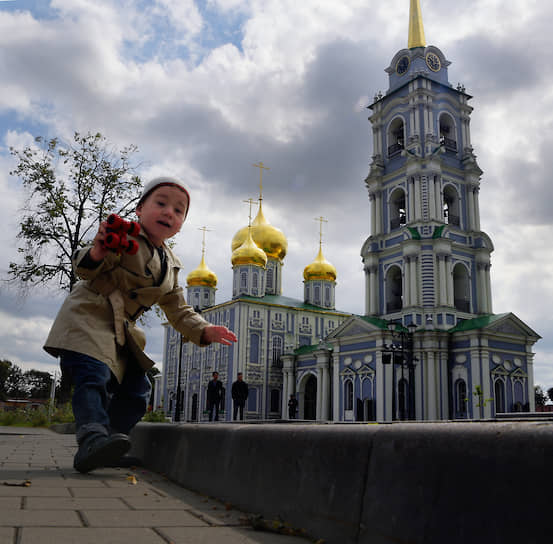 В Успенском соборе (XVIII век) сохранилась монументальная роспись древних мастеров