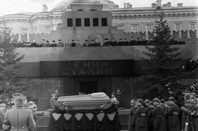Мавзолей был усыпальницей двух вождей недолгое время. Но официально «Мавзолеем Ленина — Сталина» числится до сих пор 