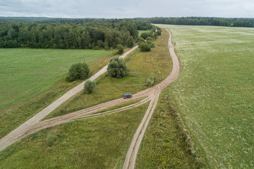 Грунтовая дорога ведет в село Ковчег