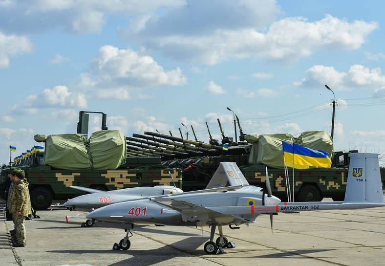 Турецкие беспилотники давно интересуют Украину: переговоры о поставках начинал еще Порошенко, теперь вот Зеленский занят тем же 
