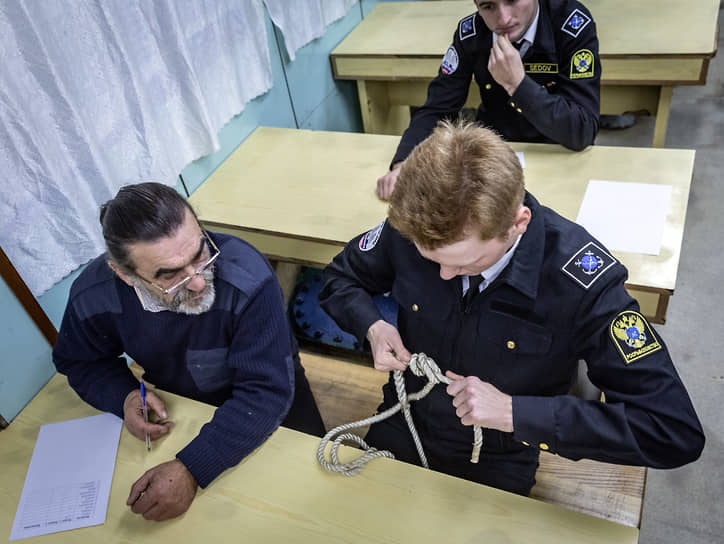 Экзамен будущих судоводителей. Боцман Николай Лущеко проверяет умение вязать морские узлы 