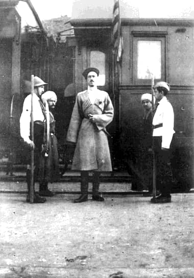 Командующий Первой конной армией Семен Будённый, командующий Южным фронтом Михаил Фрунзе и член РВС Первой конной армии Климент Ворошилов над картой (слева направо). 1920 год 