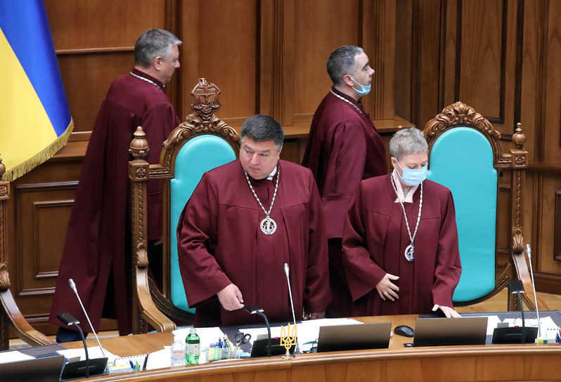 Исполнительная власть упрекает Конституционный суд в антигосударственной деятельности, а КС усматривает в маневрах президентского офиса попытку госпереворота