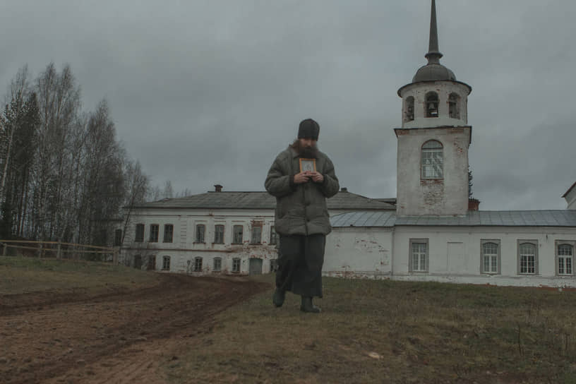 Отец Иннокентий совершает ежедневный Крестный ход вокруг Артемиево-Веркольского монастыря 