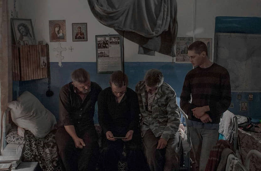 Вечером — культурная программа. Кино смотрят на телефоне 