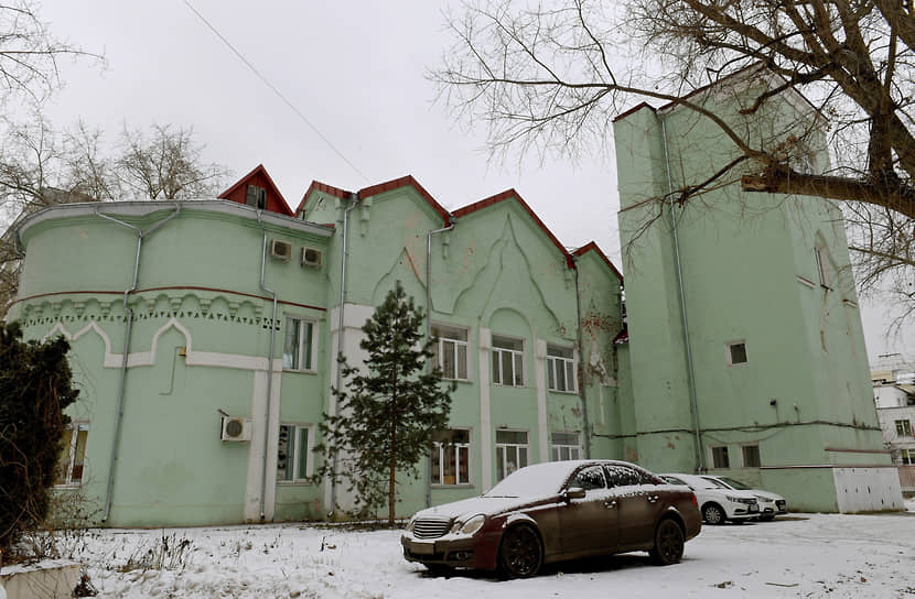 Старообрядческий храм Николо-Рогожской общины в Москве «церковное возрождение» не затронуло. В советские годы он служил клубом швейной фабрики, а в 1990-е стал офисным комплексом. В качестве такового и продается