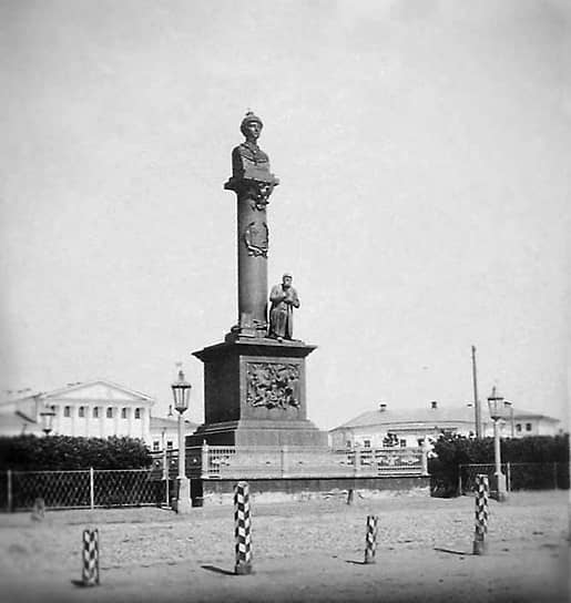 Памятник царю Михаилу Федоровичу и крестьянину Ивану Сусанину, воздвигнутый в 1851 году 