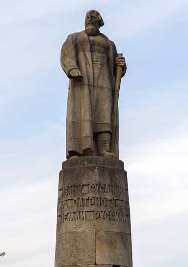 Современный памятник Ивану Сусанину в центре Костромы 