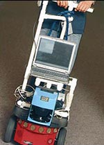 Воспользовавшись роботом-поводырем, слепой покупатель оставляет его у выхода