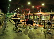 Из бара можно наблюдать, как приятели наматывают круги