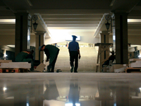 Посторонних в метро пока нет