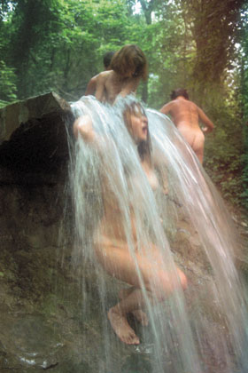https://im2.kommersant.ru/Issues.photo/OGONIOK/archive/common/archive/1999/4615/28-22-27/28-24-2b.jpg