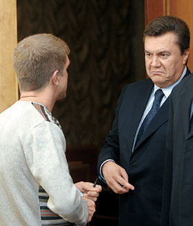 Андрей Колесников задает вопросы герою статьи Виктору Ющенко