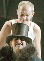 Батюшка и доктор в одном лице (Олег Тополянский) увещевает Любиньку