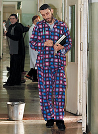 Основатель секты «схимонах» Петр Кузнецов идет по коридору психиатрической больницы на очередное интервью