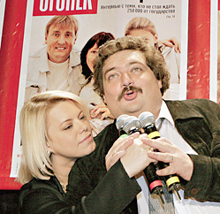 Для ведущих Яны Поплавской и Дмитрия Быкова и трех микрофонов мало