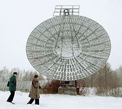 С помощью таких радиотелескопов ученые и следят за звездами