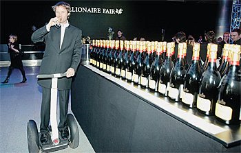 Какая выставка для миллионеров может обойтись без шампанского