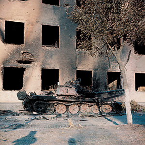 Разбитую бронетехнику — российскую ли, грузинскую — пока что убрали далеко не везде