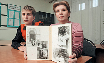 Наталия Мелеховец из Воронежа: «Мой сын Илья уже много лет не видел своего отца. Как тому удалось иммигрировать в Канаду при огромном долге по алиментам-загадка. Илья и в интернете его искал, и через передачу «Жди меня». Ребенку не нужны деньги. Нужен отец»