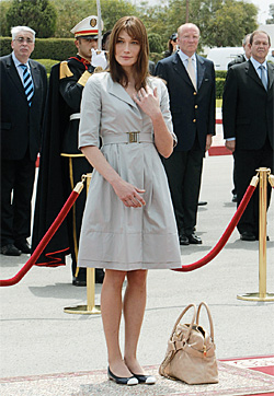 Карла отказалась от каблуков, чтобы скрыть, что она на 10 см выше мужа