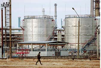 Сколько дружбы вмещают нефтеналивные емкости?