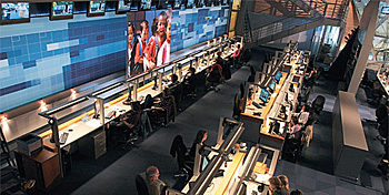 Новостная студия Первого: здесь принято работать с раннего утра до глубокой ночи 