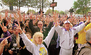 «Сайентологи всех стран, объединяйтесь!» На снимке демонстрация хаббардистов в Париже