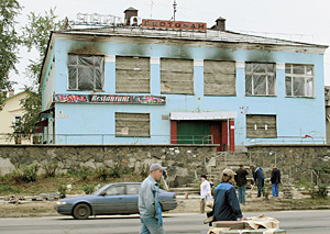 Прежде, чем спалить, ресторан разграбили