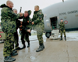 Самолеты в Ганси - как рейсовые автобусы. Они завозят продукты, новости и пополнение