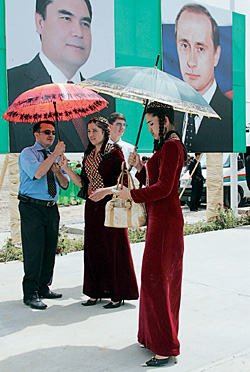 Туркмения открывается и России, и миру. Но от палящего солнца «оттепели» прячется в тень