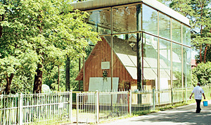 Сарай, где прятался от царской охранки Ленин, укрыт под стеклянным саркофагом