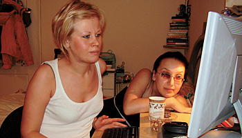 Соседки пришли в гости к Эдвардасу - с его компьютера можно связаться с Литвой