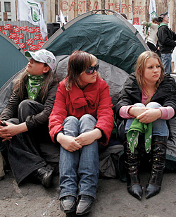 Многие провели в палатках по пять дней