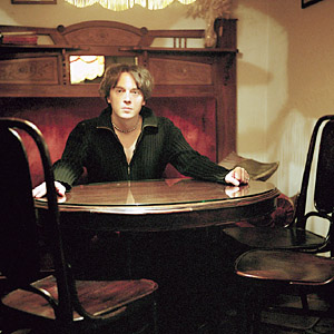 «Дорогие мои, бедные, добрые, полуживые!» - говорит Воденников со сцены. Все это напоминает шоу Киркорова