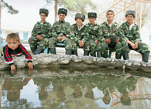 Границу с Афганистаном охраняют таджики. Минуты отдыха в пограничной части