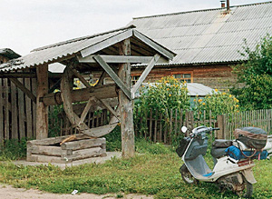 Чудо-колодец. Глубина - фантастическая, а ведра из листового железа. Чтобы не унесли