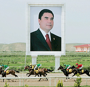 Символ эпохи «Великого Возрождения» — скачки ахалтекинцев под пристальным взором нового президента