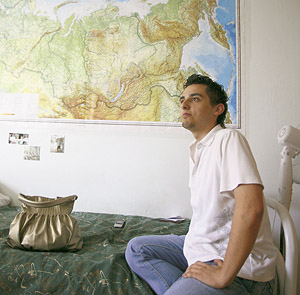 Максим изучает медицину, но хорошо разбирается в политике: иначе не понять, что происходит дома